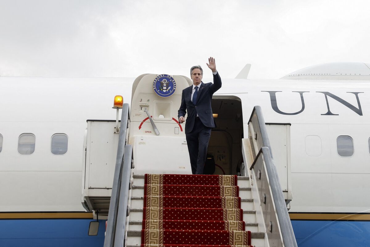 "Antony Blinken Stranded in Davos Due to Boeing Plane Breakdown"
