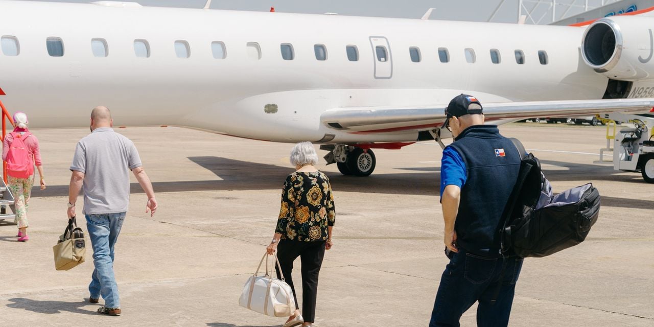 Featured image for Jet Service JSX Faces Pressure from Big Airlines and Pilots in Airport Battle