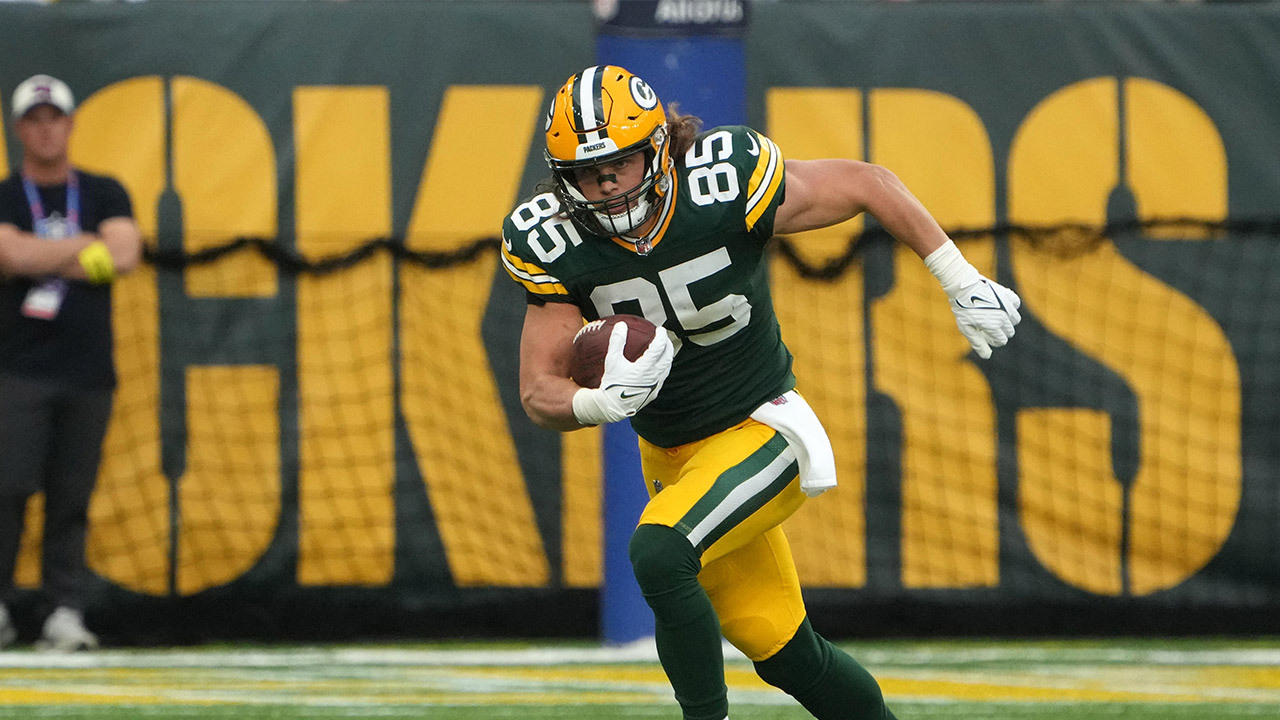 Featured image for Bears sign Tonyan and Foreman to one-year deals, Twitter reacts to QB signing.