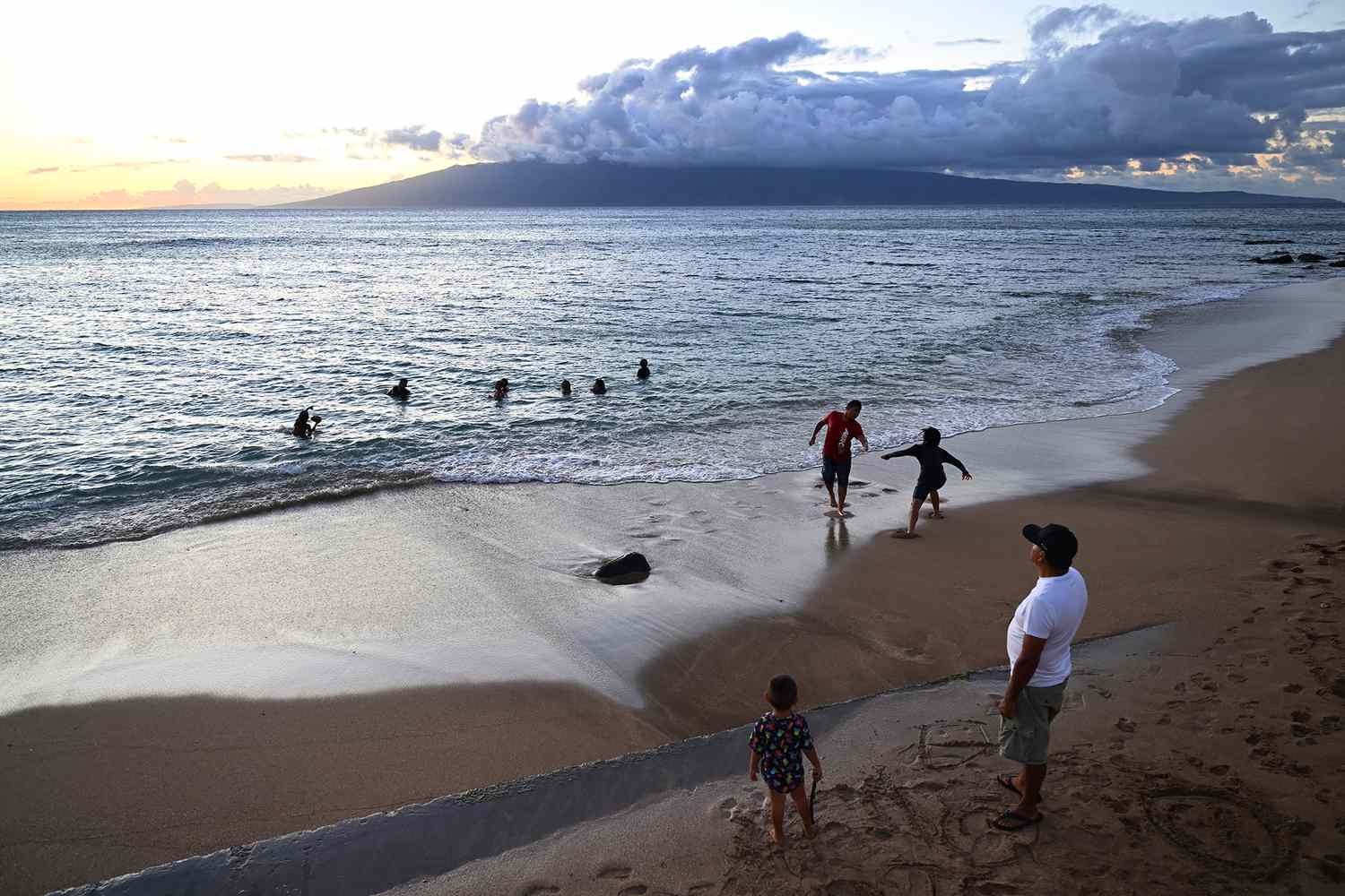 Hawaii Governor Allows Unaffected Maui Visits Amid Wildfire Recovery