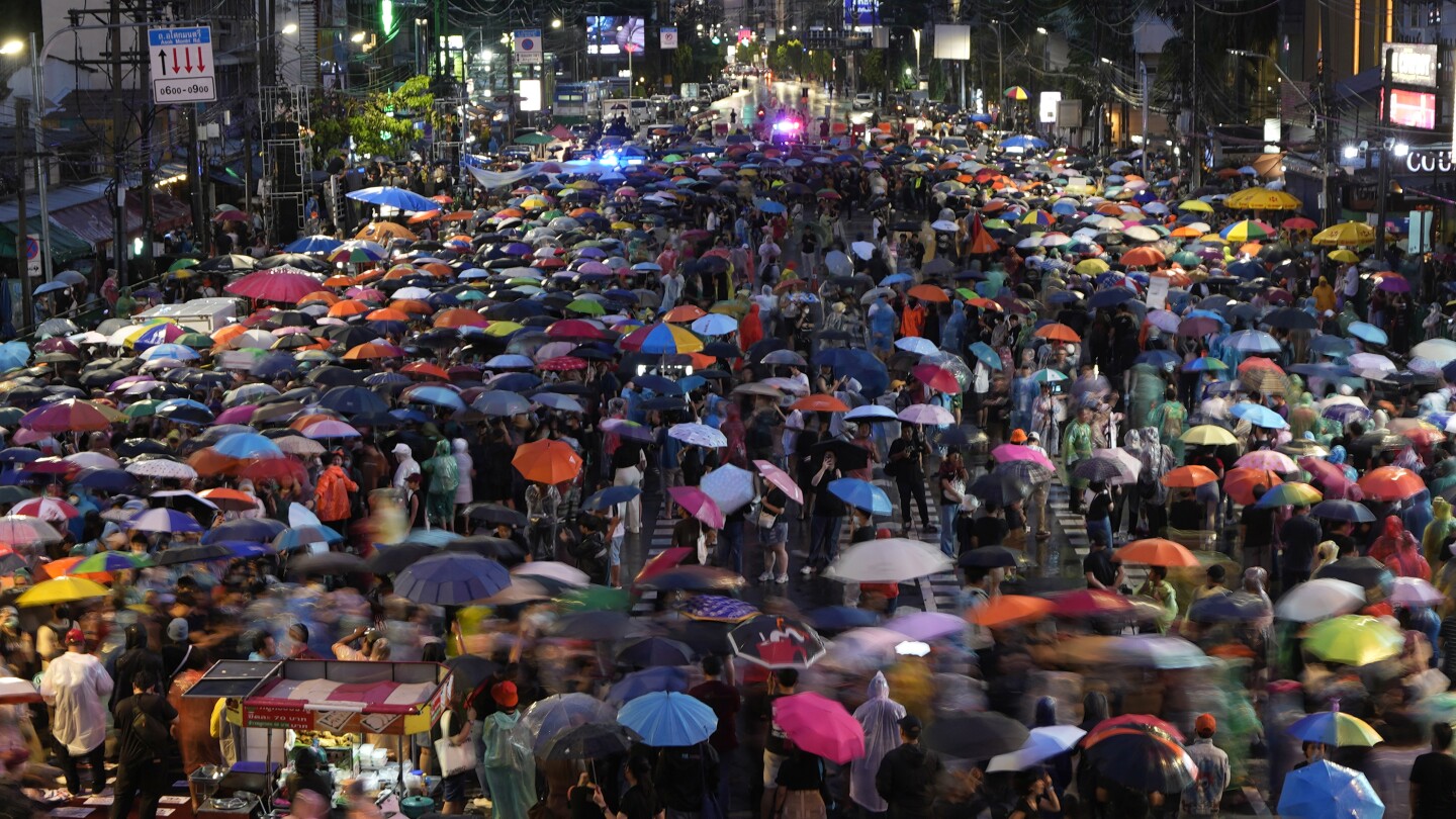 "Thai Protesters Demand Senators Approve Vote Winners' Choice for Prime Minister"