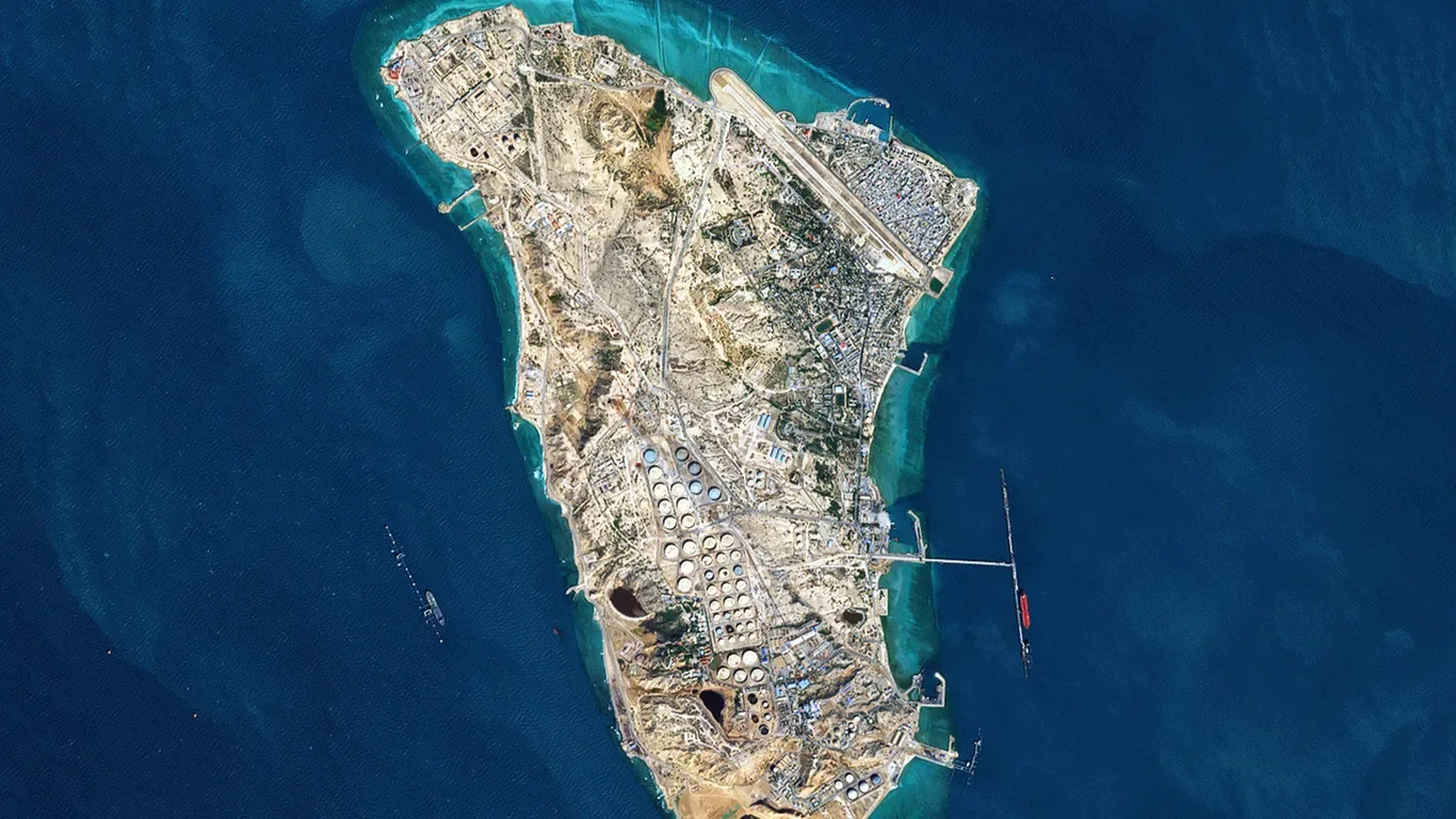 Trump weighs Kharg Island takeover to force Hormuz opening