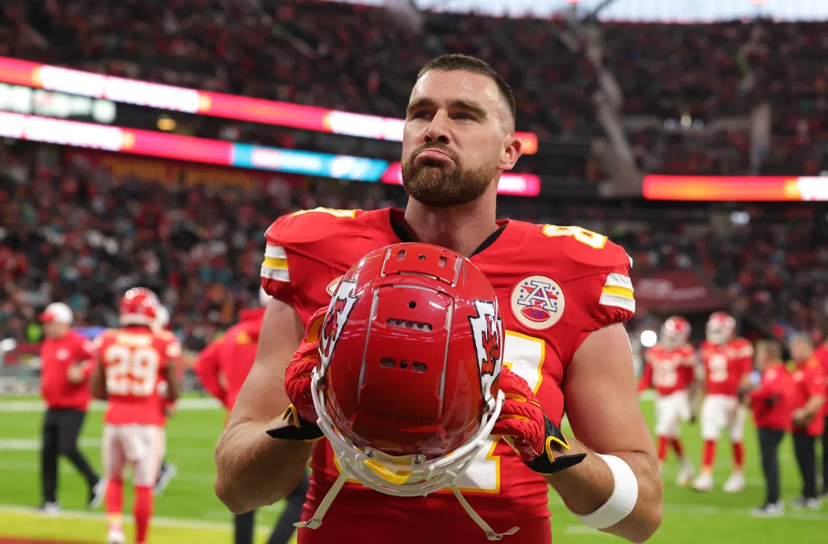 "Monday Night Showdown: Eagles vs. Chiefs - Rain or Shine, Fans Flock to Arrowhead"