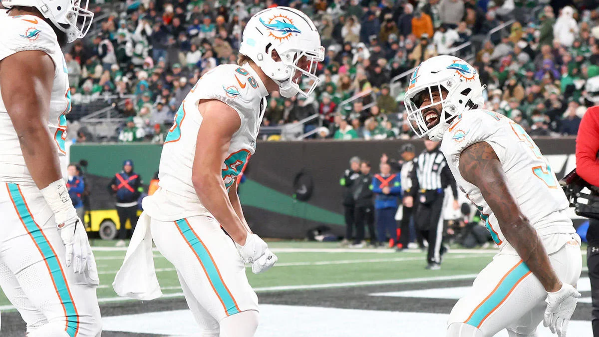 "Dolphins Dominate Jets in Week 12: High Grades and Big Plays Lead to Victory"