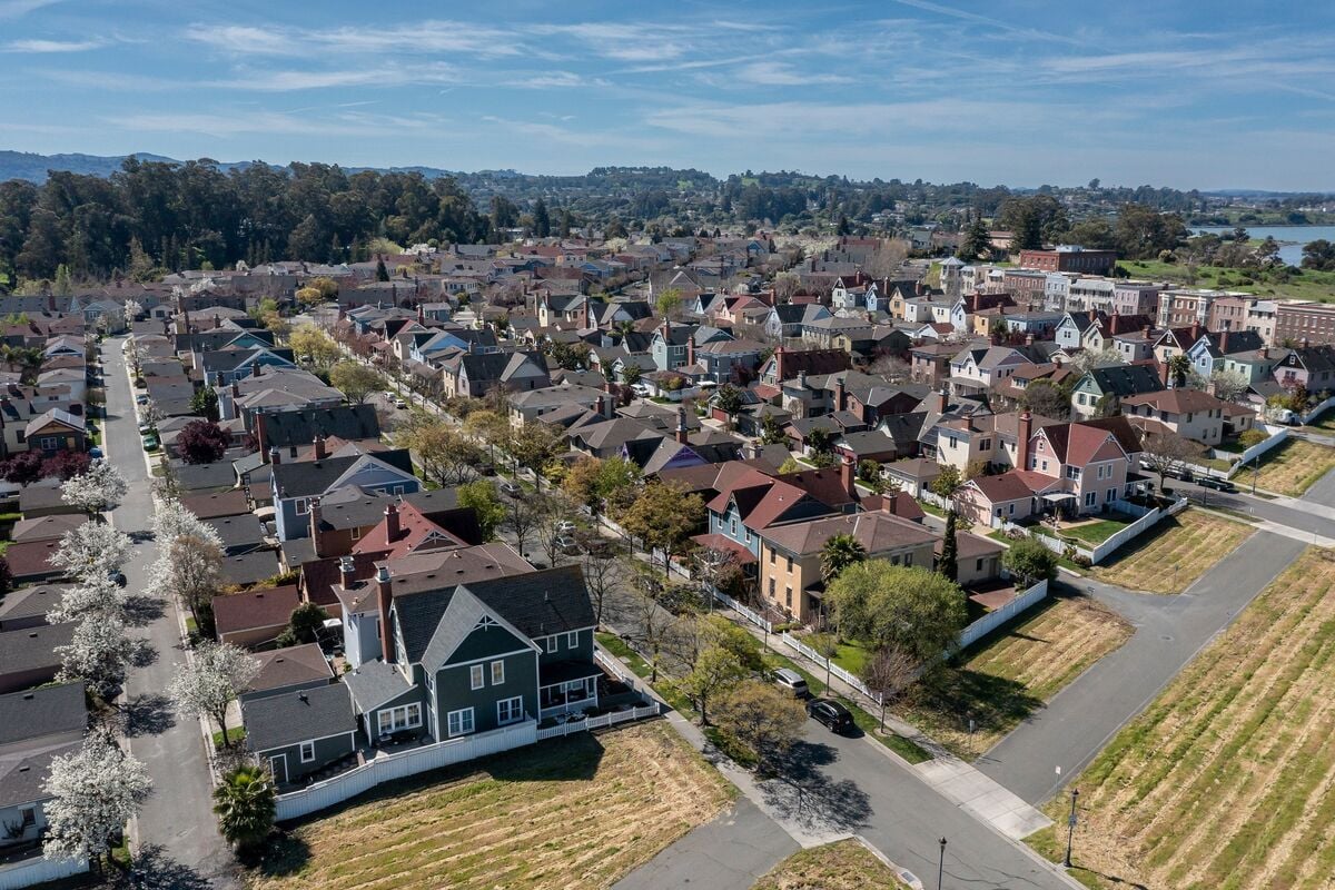 US Mortgage Rates Climb to 6.89% Amid Slowing Home Sales