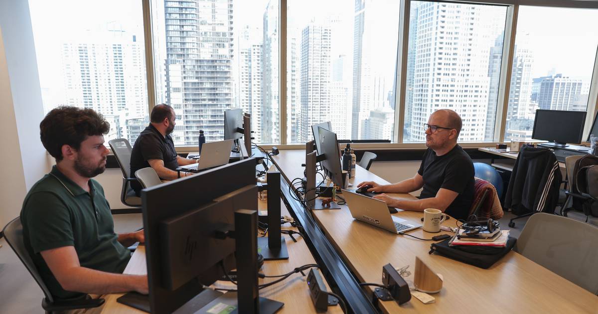 Featured image for "Rising Demand for Bargain Leases in Chicago's Loop Amidst Commercial Real Estate Crisis"