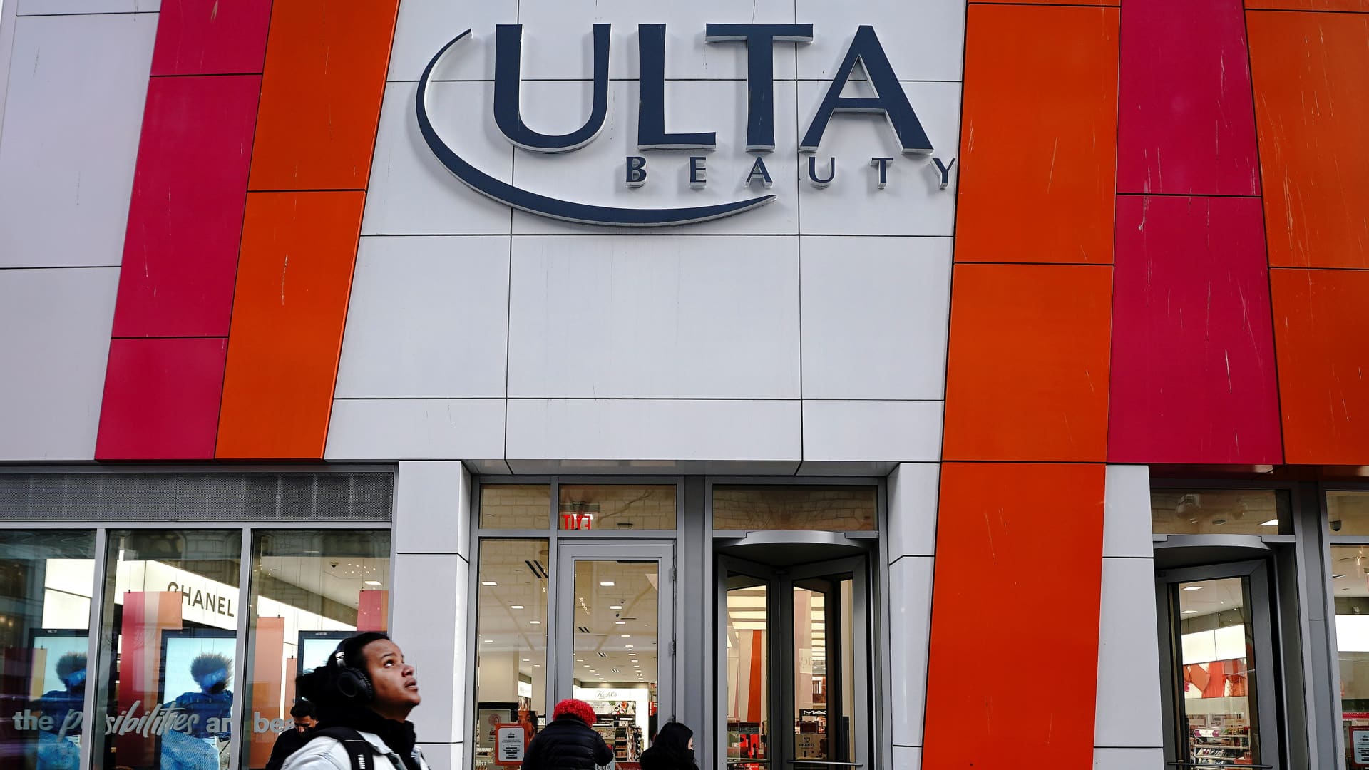 Featured image for "Ulta Beauty CEO's Warning Sends Shares Plummeting and Drags Down Cosmetics Stocks"