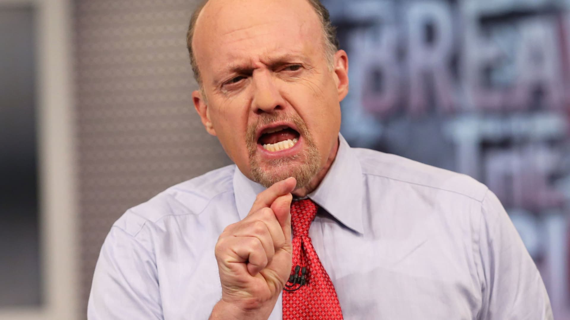 Investors Advised to Wait for Interest Rates to Rise Before Buying, According to Jim Cramer