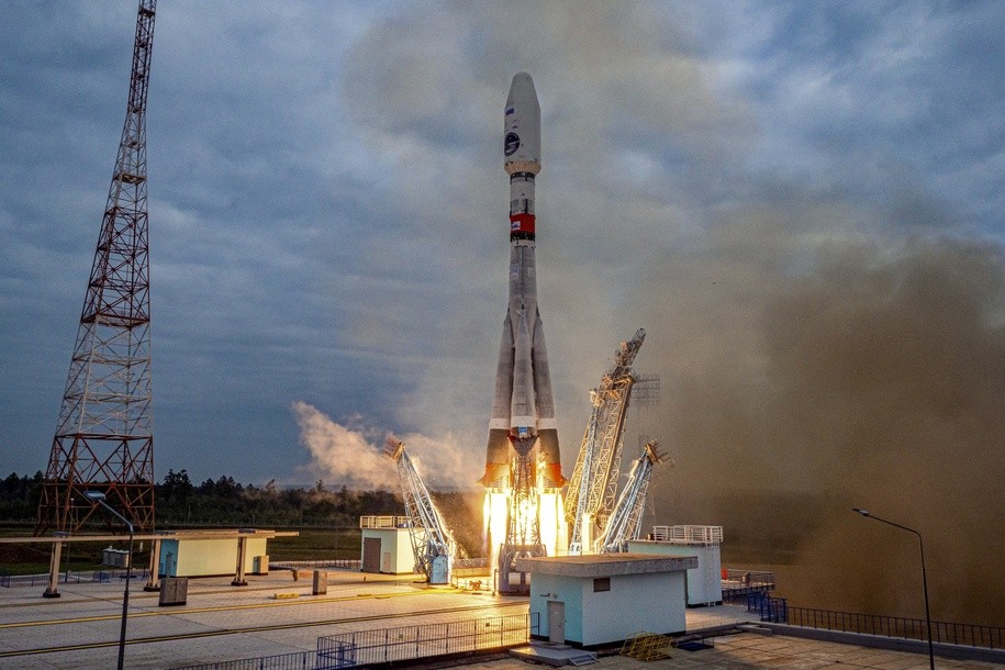 "Space Industry Showdown: Russia's Struggles and China's Rise"