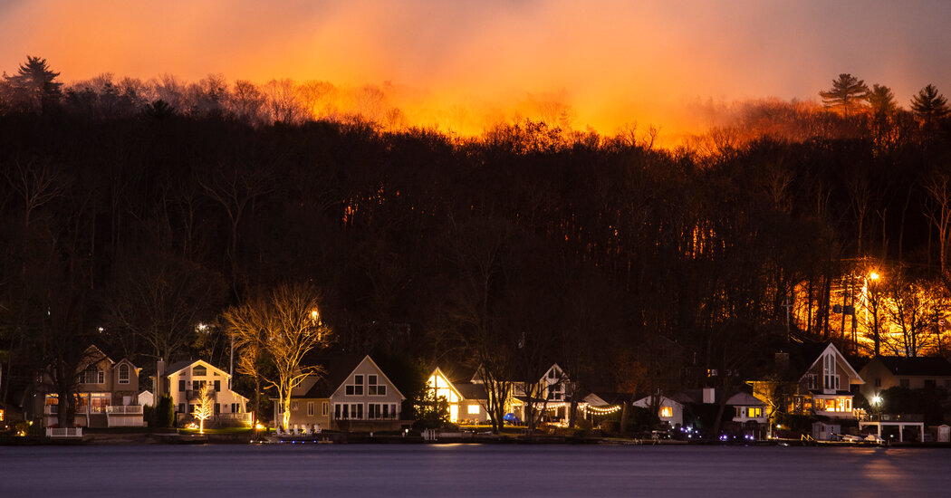 Featured image for Fire Forces Evacuations on NY-NJ Border