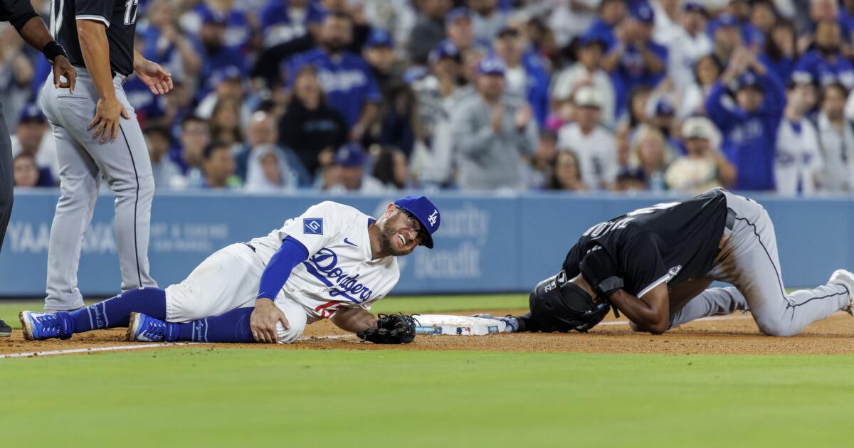 Featured image for Max Muncy to Miss Six Weeks with Left Knee Bone Bruise