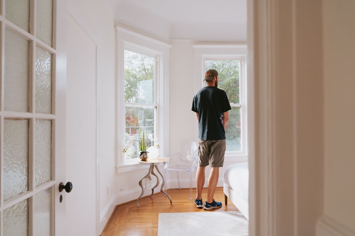 "Home Builder Confidence Surges as US Mortgage Rates Hit 7-Month Low"