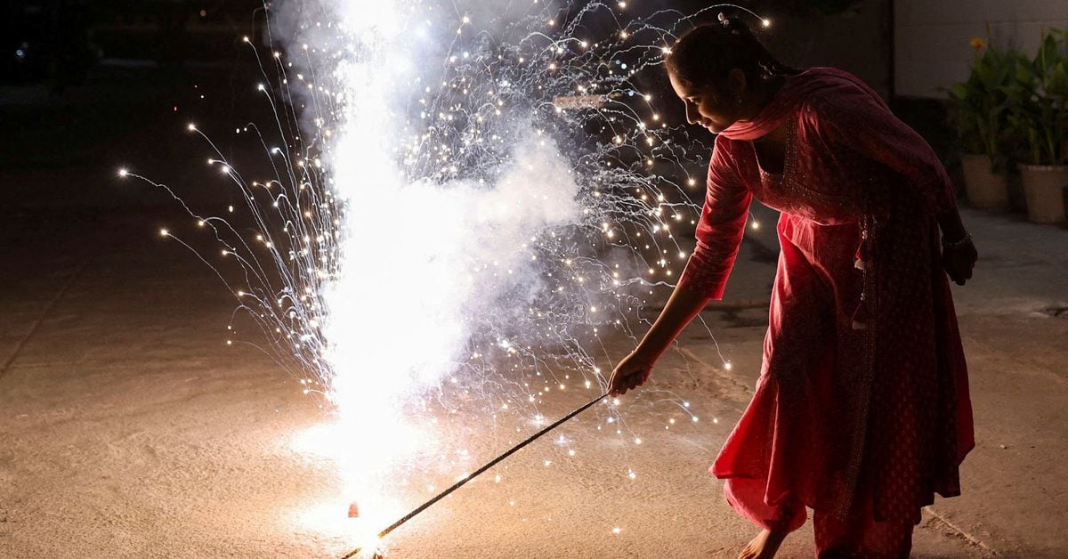 Featured image for Defiance and Smoky Skies: Diwali Celebrations Ignite Firecracker Ban in Delhi