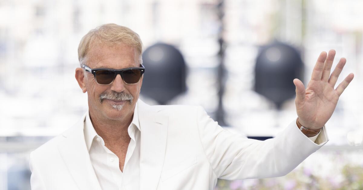 Featured image for Kevin Costner Defied CNN, Refused to Shorten Whitney Houston Eulogy