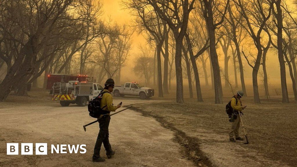 "Texas Faces Second-Largest Wildfire Disaster, Forces Nuclear Weapon Factory Evacuation"
