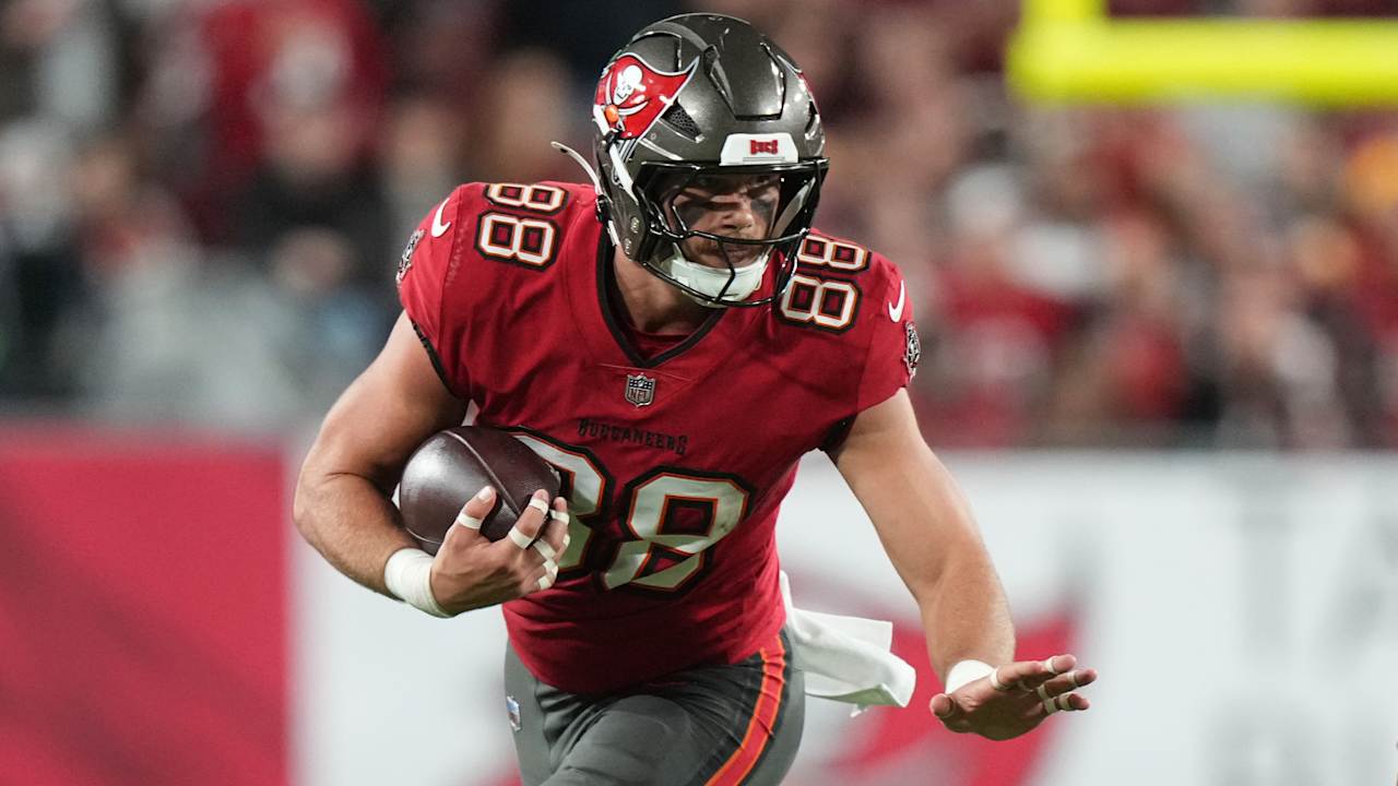 Featured image for Week 17 Fantasy Football Tips: Top Sleepers, Starts, and Defense Rankings