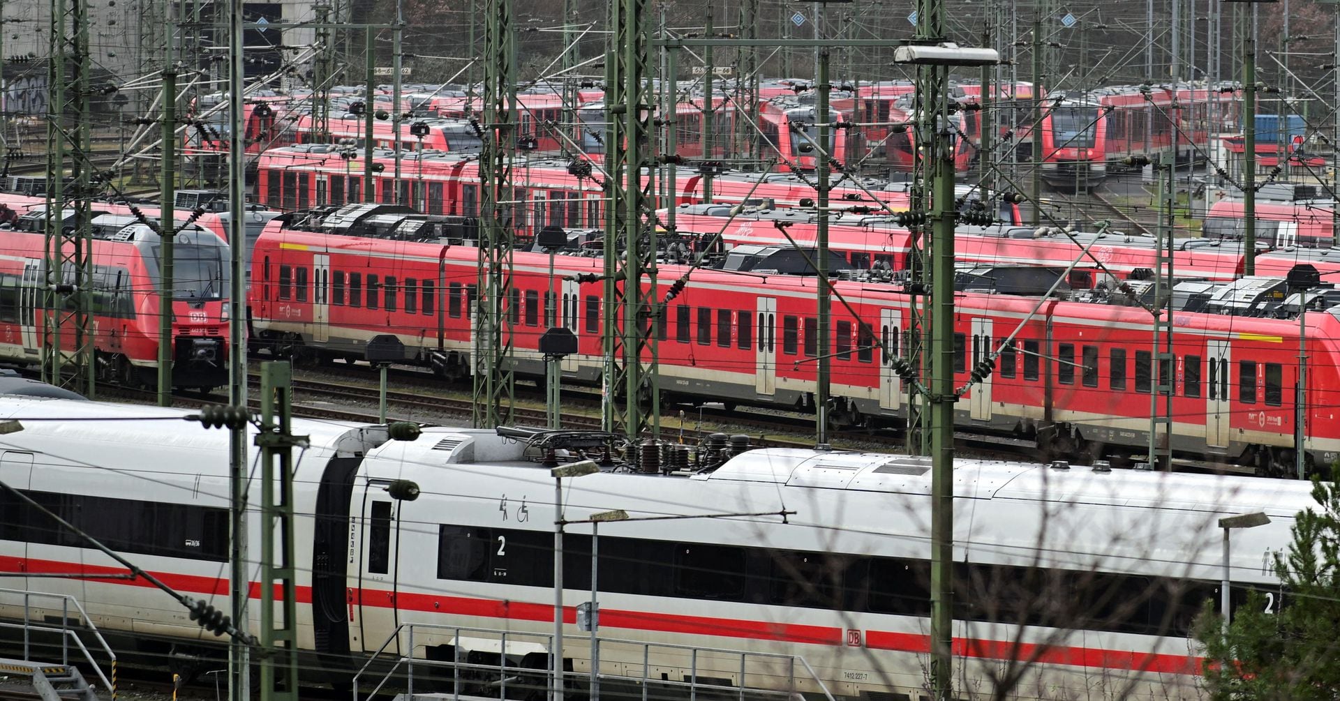 "Record-breaking Six-Day Strike by German Train Drivers Heightens Economic Concerns in Europe"