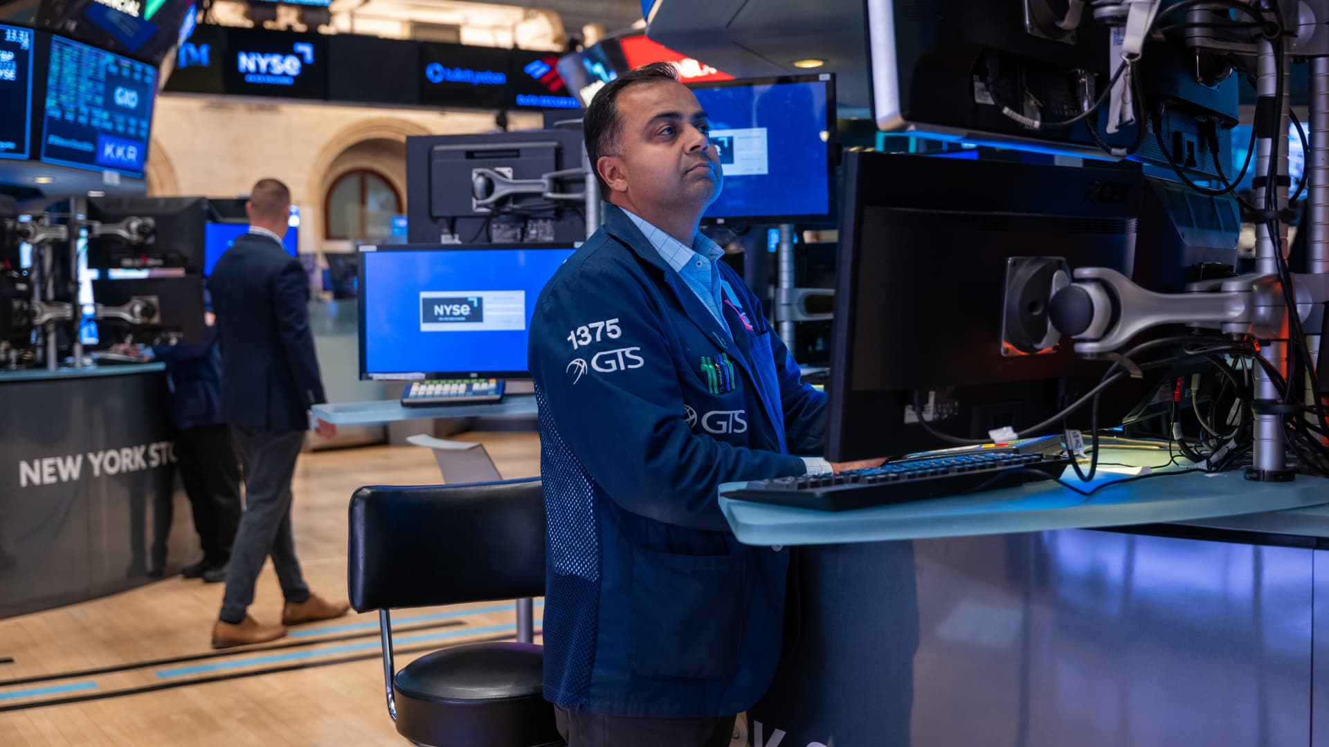 "Nasdaq Leads Stock Market Rally as Dow Falters on Boeing Plunge"
