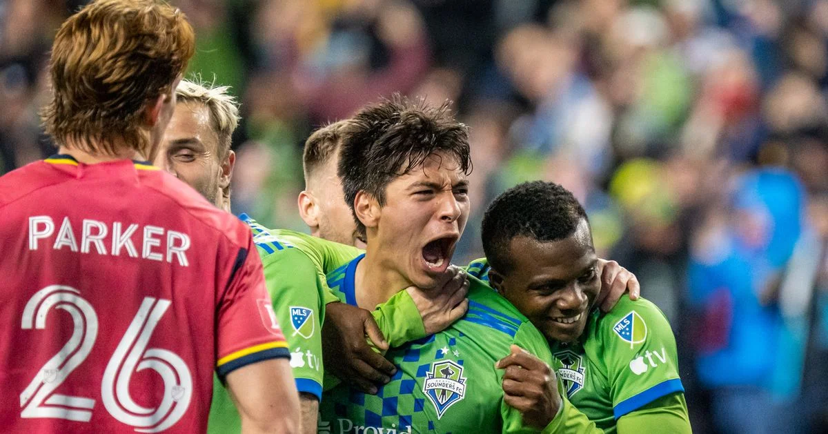 Sounders dominate St. Louis to claim top spot in Western Conference.