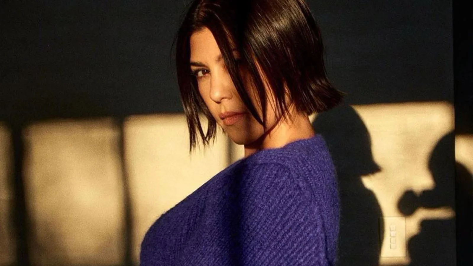 Kourtney Kardashian flaunts legs in lace tights sans pants.