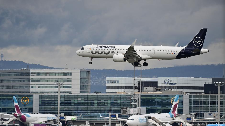 Featured image for Lufthansa plans 4,000 job cuts by 2030 to boost profits with AI