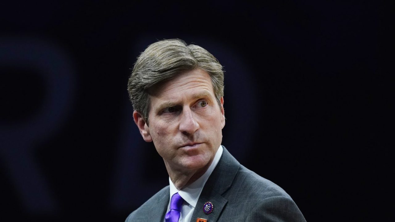 Featured image for "Lawmakers and States Push Back Against Federal Highway Sign Rules"