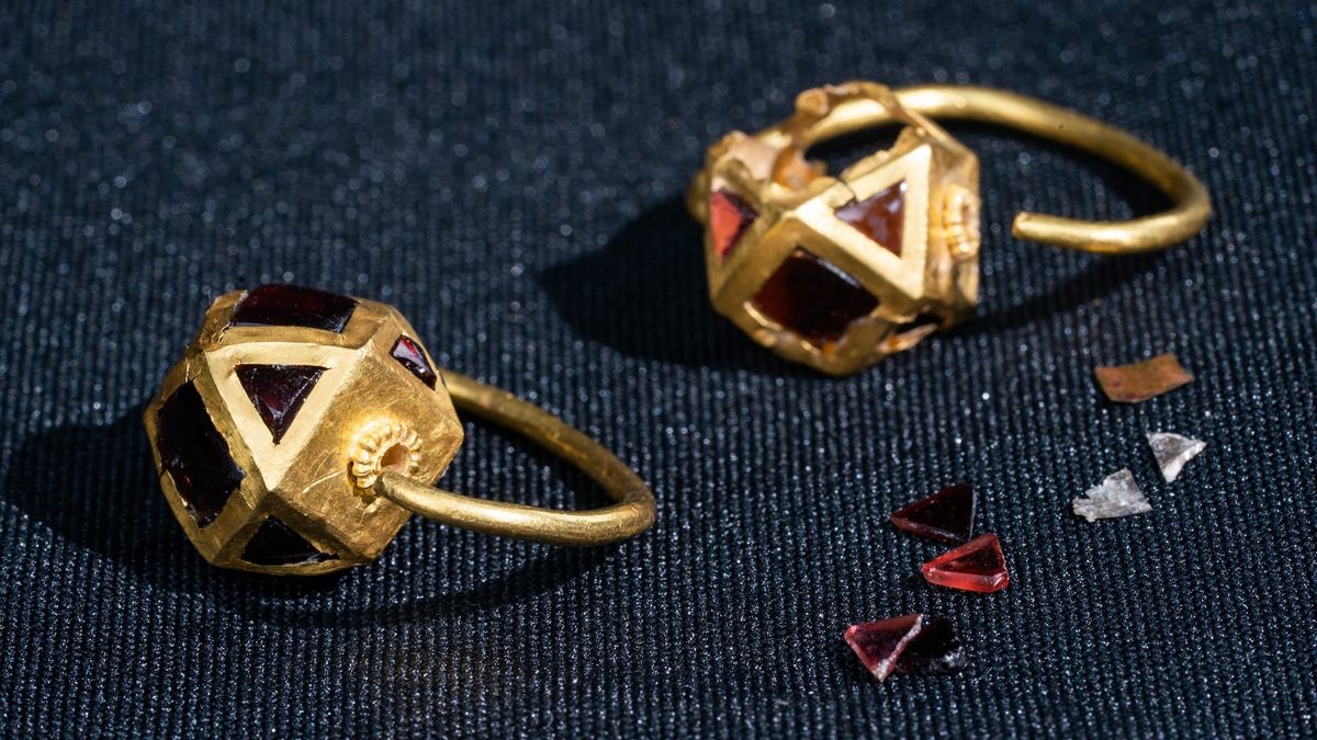 Ancient Crimean Burials Reveal Treasures of Wealthy Women