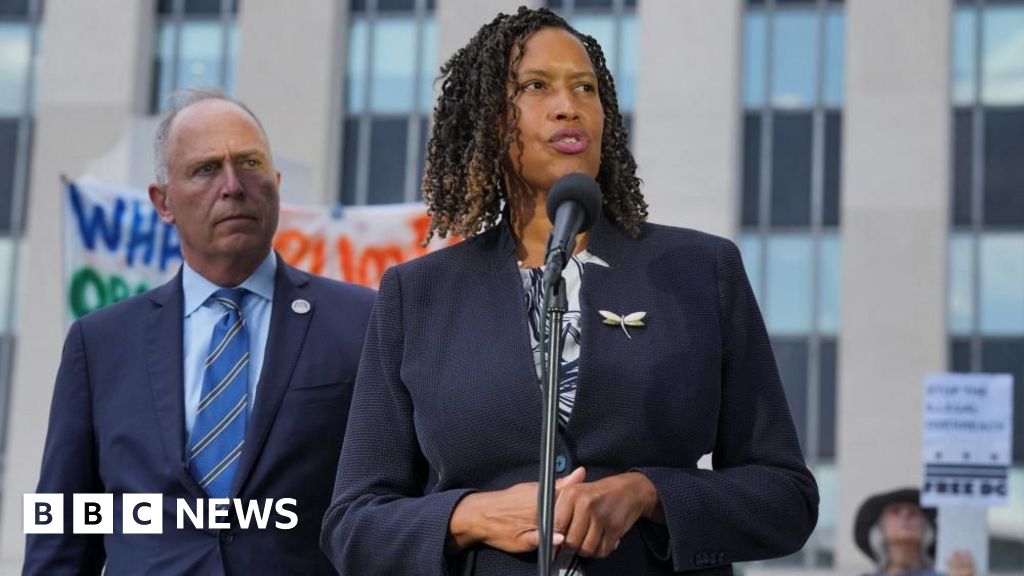 Featured image for DC Police Chief Keeps Command Amid Federal Dispute