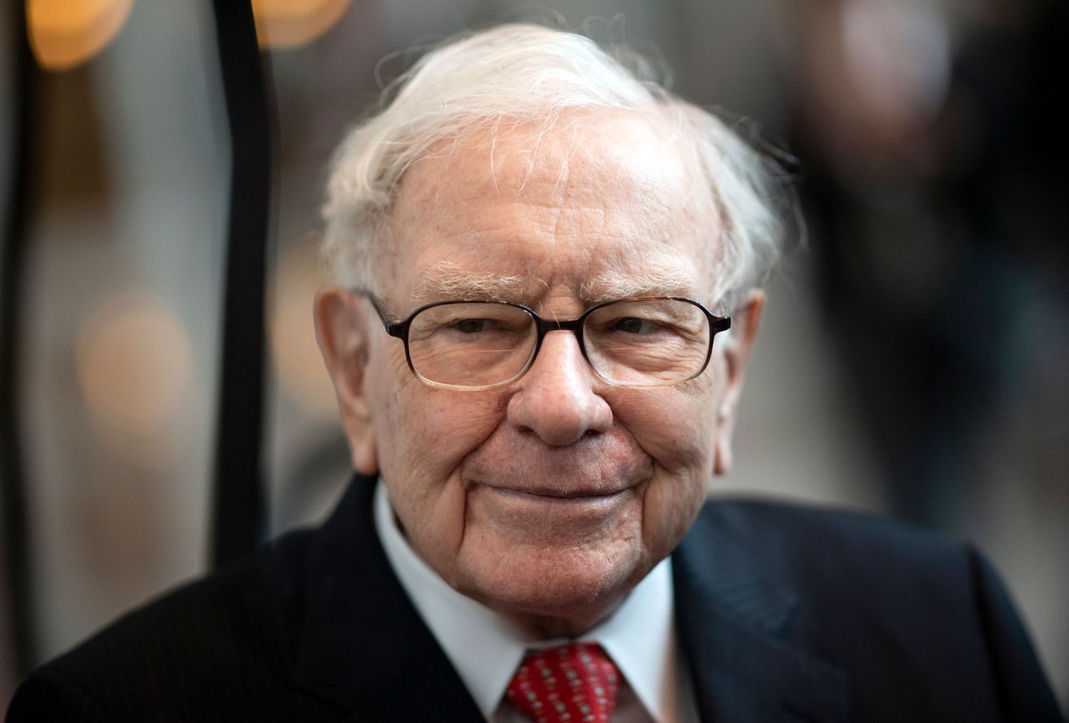 "Berkshire Hathaway's Q4 Moves: Trimming Apple, Paramount, and HP Stakes"