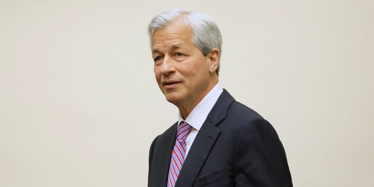 Featured image for AI's Impact on Workweek: JPMorgan CEO's Warnings and Predictions