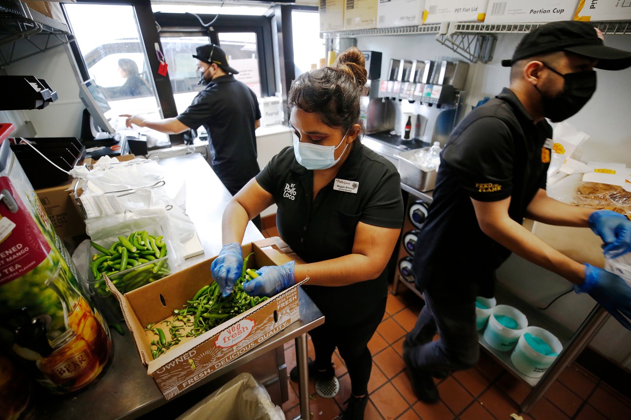 "California Fast Food Chains Navigate Impact of Minimum Wage Hike"