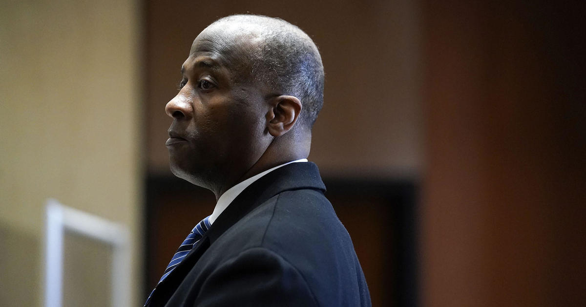 Convicted lawyer James Ray III dies in custody before sentencing.