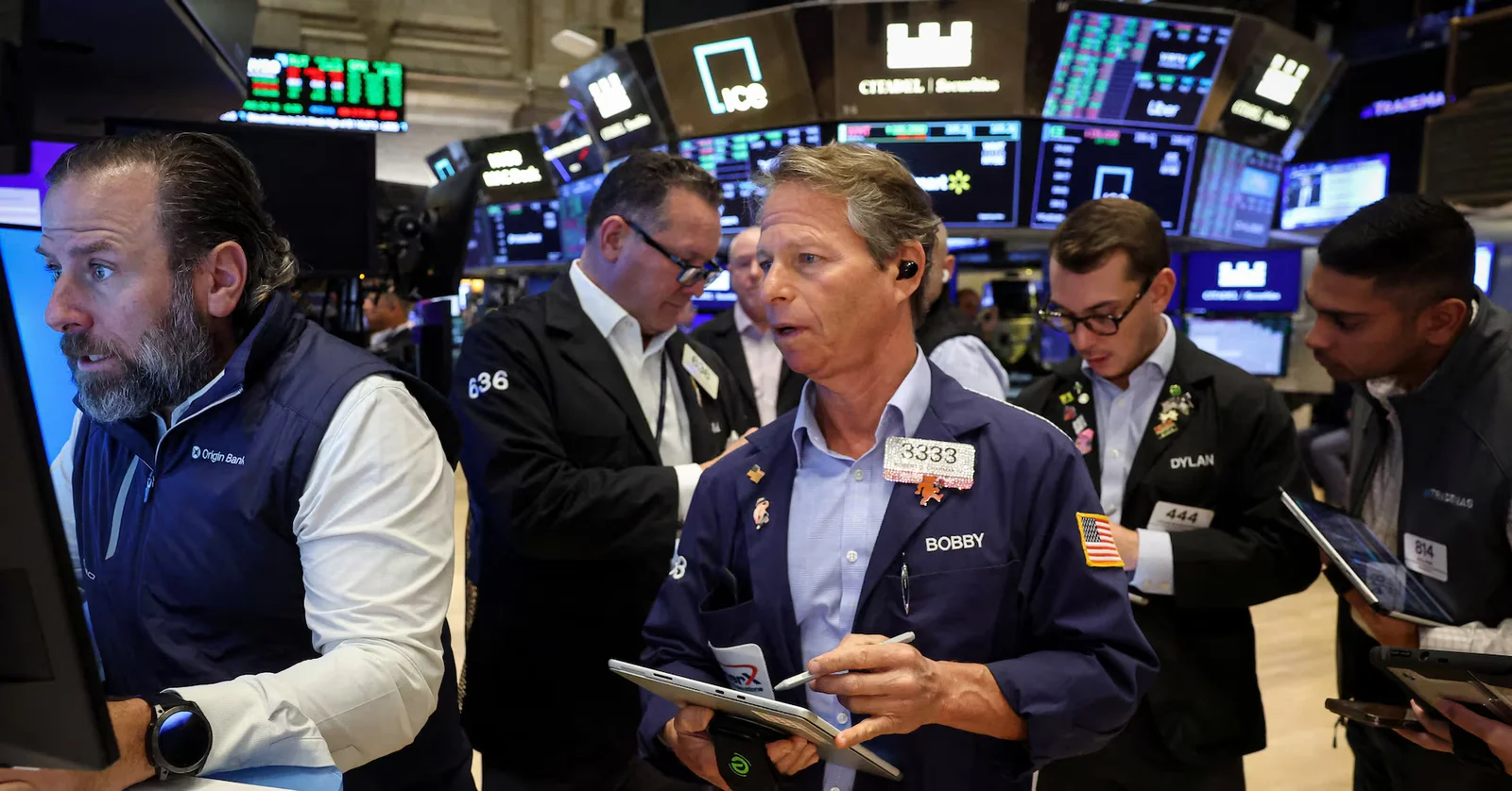 Apple Surpasses $4 Trillion Market Cap Amid Strong Sales and Market Gains
