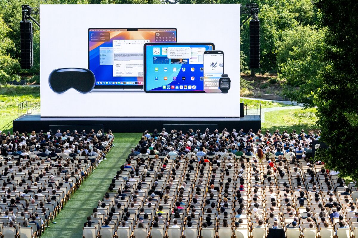 Featured image for Apple's iOS 26 Enhances CarPlay with Video and Customization Features