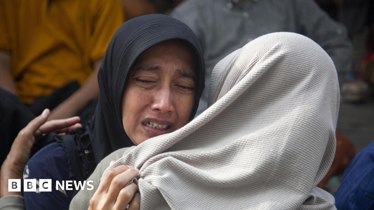Featured image for Indonesia School Collapse Traps Dozens, One Dead