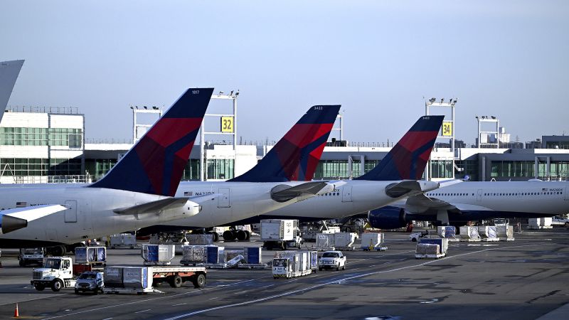 Featured image for Stowaway Disrupts Delta Flights Between NYC and Paris