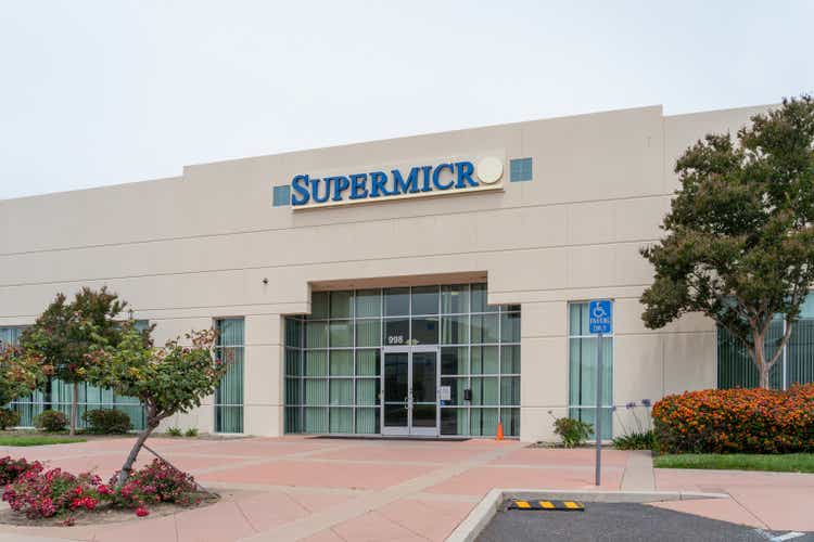 "Super Micro's 2024 Gains Fueled by AI and BofA's Bullish Outlook"