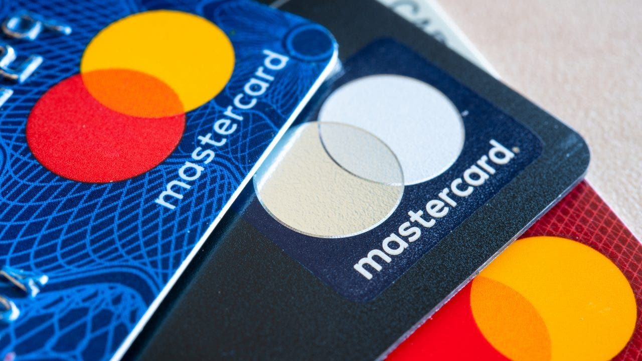 "Rising Inflation Pushes American Credit Card Debt to Record $1 Trillion"