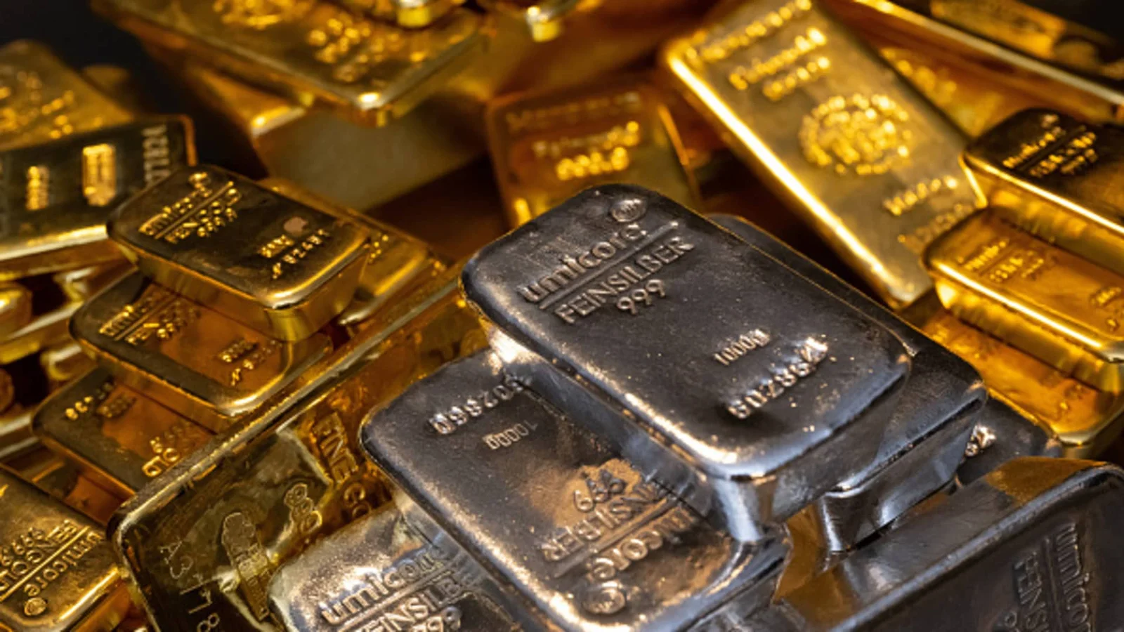 Gold Holds Ground After Historic Sell-Off, Silver Braces for Volatility