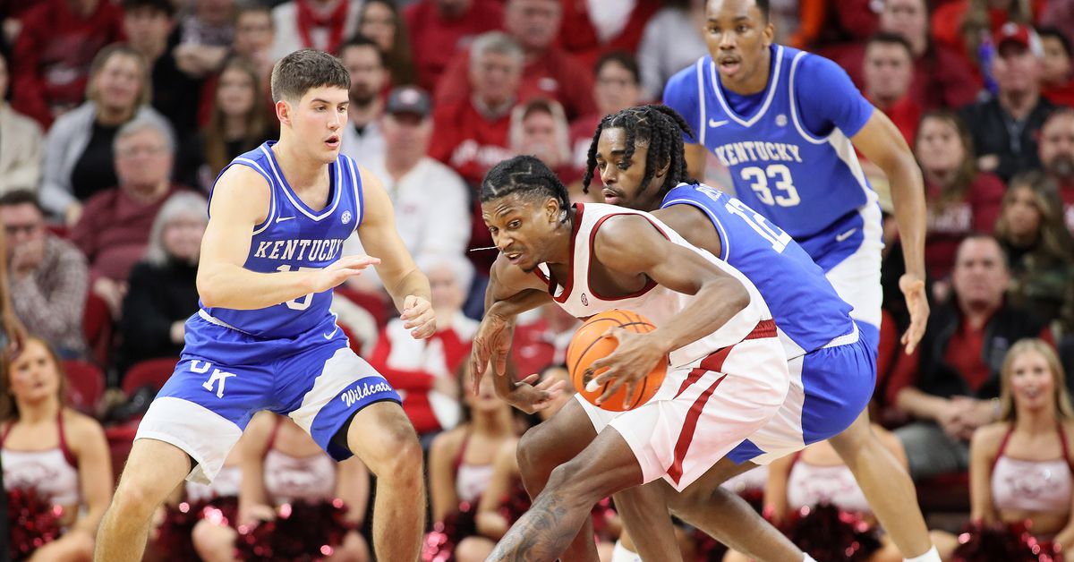 "Kentucky Basketball: Onyenso's Rise and Razorbacks' Challenge"