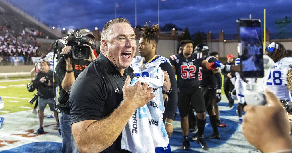 Featured image for "Shawn Elliott Joins South Carolina Staff After Resigning as Georgia State Coach"