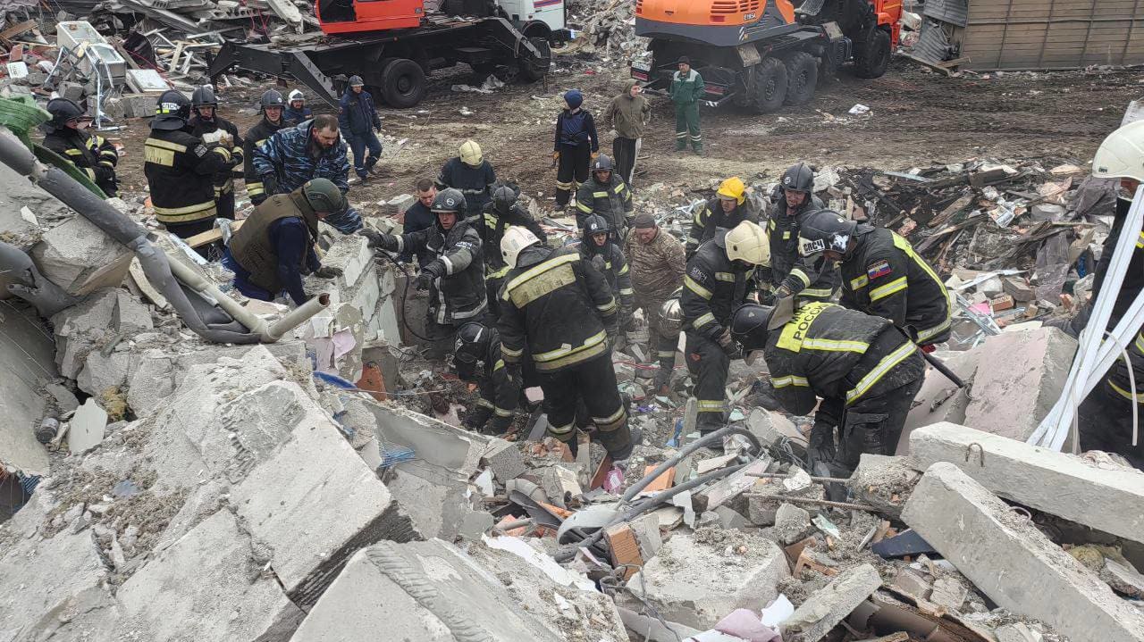 "Evacuation and Tensions: Ukraine-Russia Border Crisis Escalates"