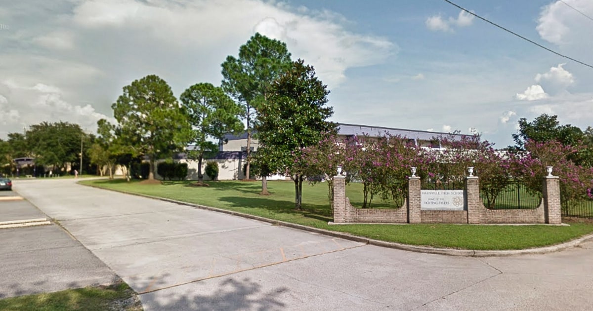 28-year-old woman poses as 17-year-old student at Louisiana high school, arrested.