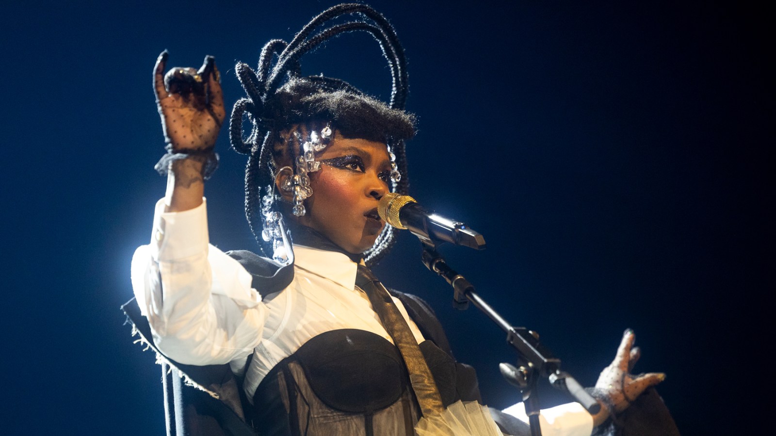 Featured image for Lauryn Hill's Controversial Concert Attendance and Tardiness Explained