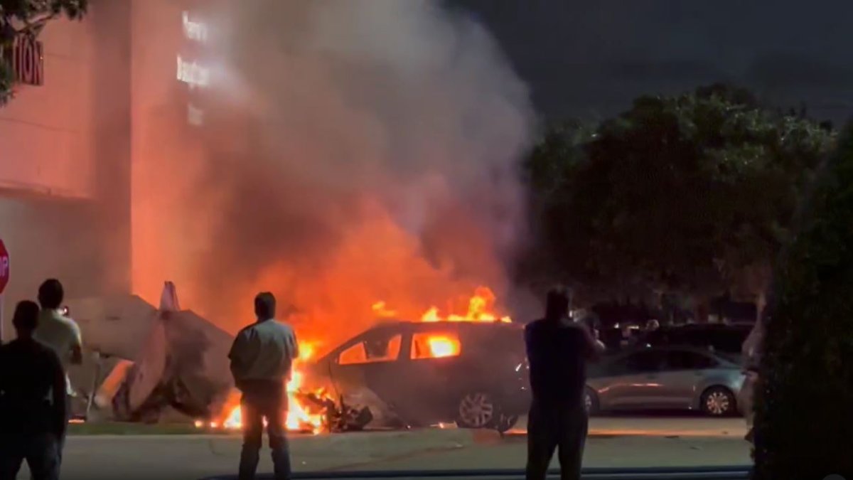 Featured image for Fatal Plane Crash in Plano Shopping Center Parking Lot Leaves One Dead