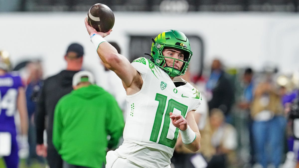 "Jayden Daniels Emerges as Top Contender for Heisman Trophy"