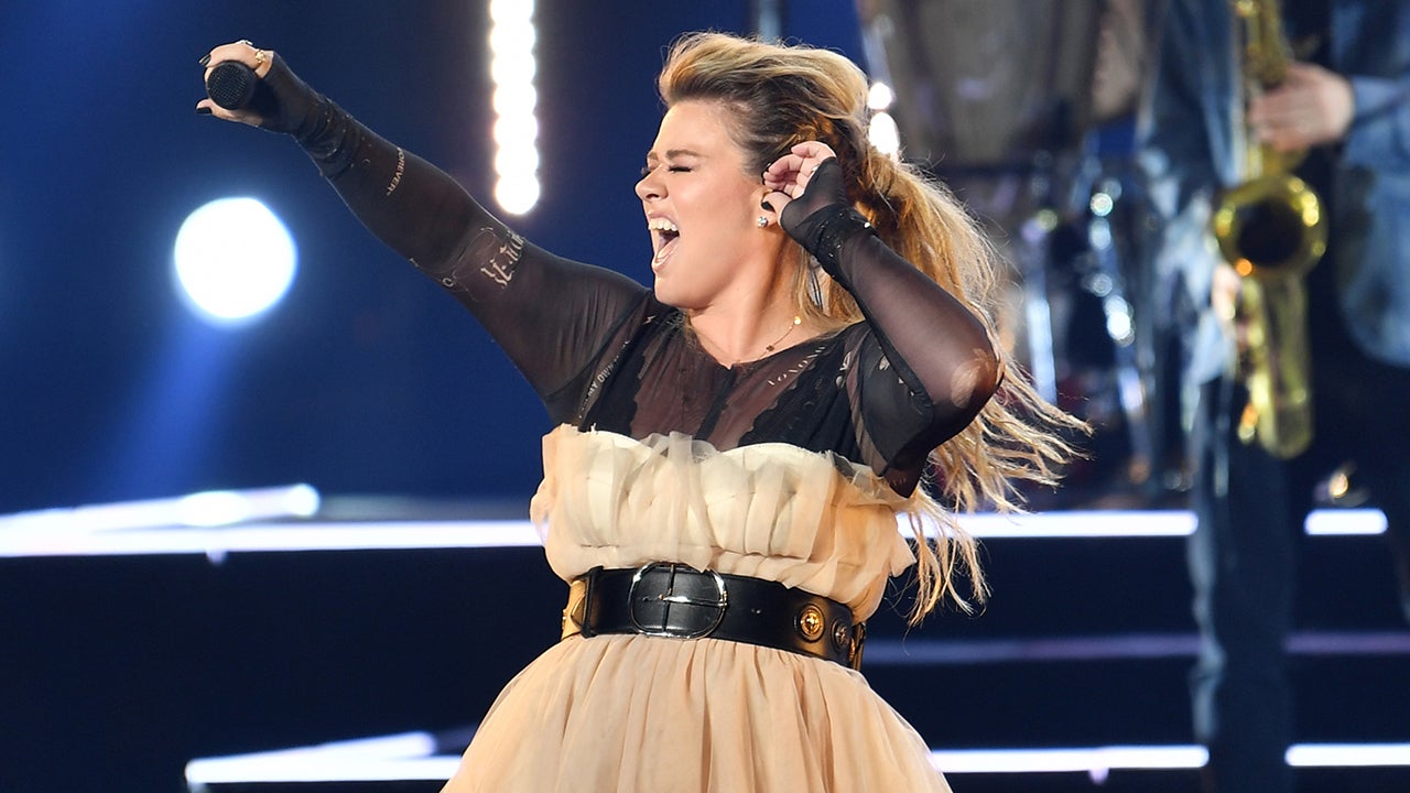"Kelly Clarkson's Kids Join Her Onstage for Las Vegas Residency Performance"