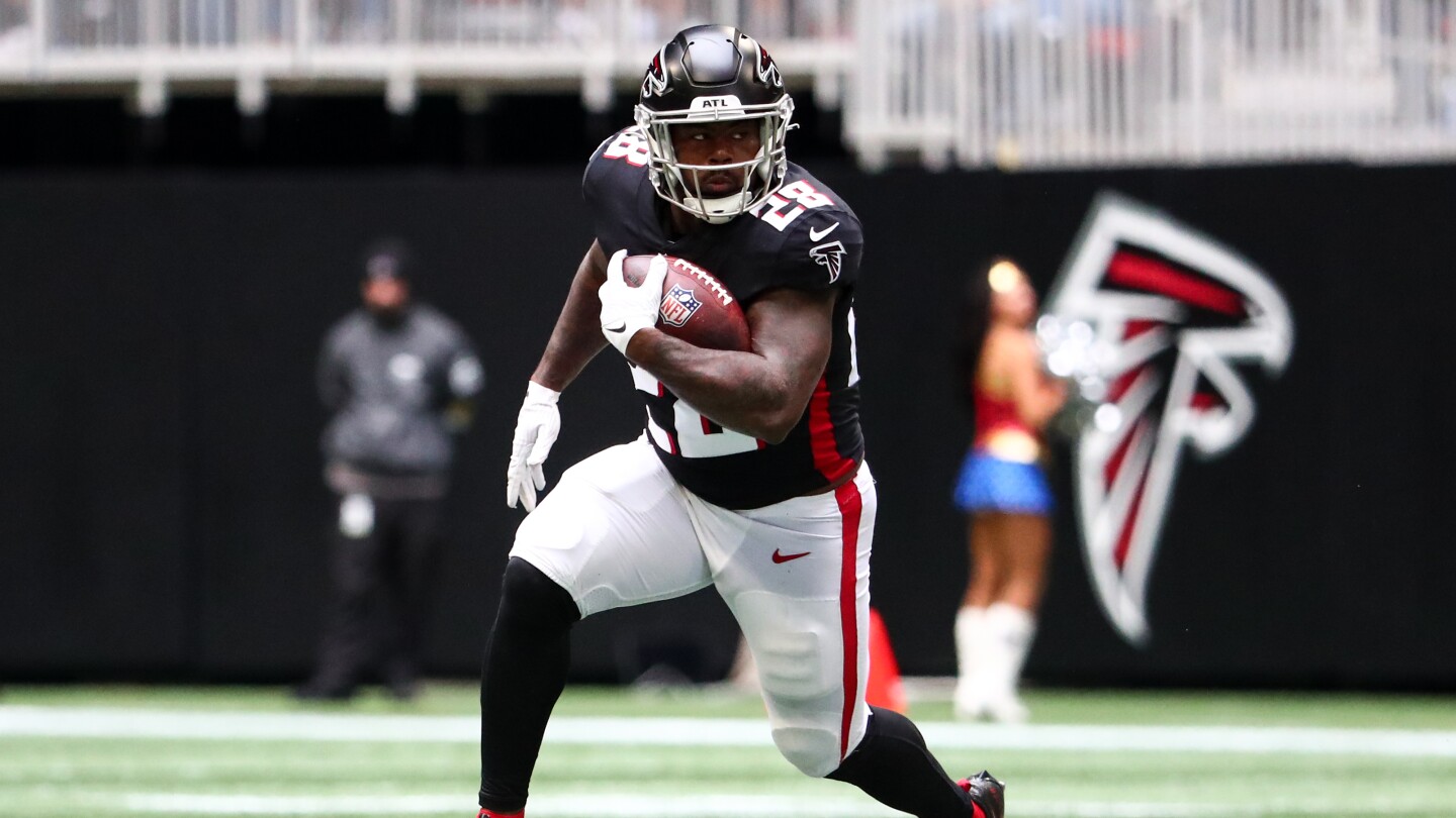 "Former USC RB Mike Davis Retires from NFL After 8 Seasons"