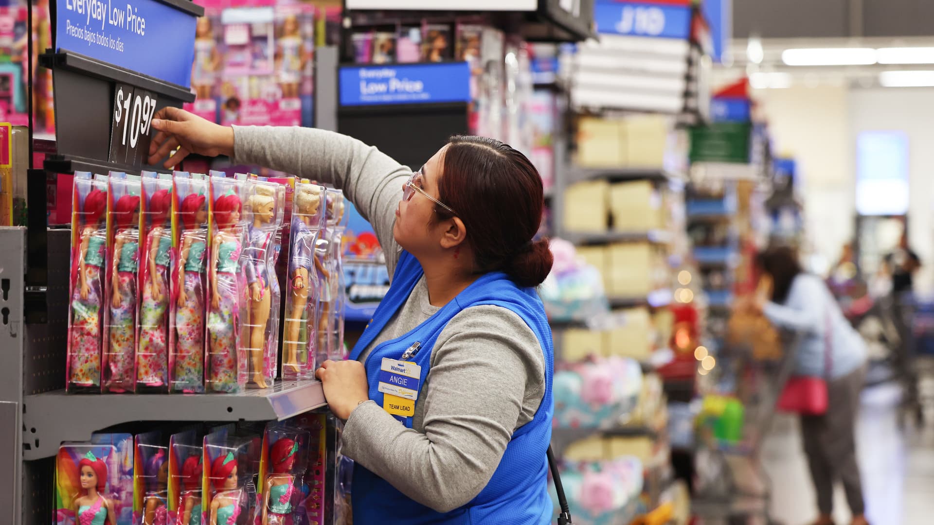 Featured image for "Walmart Introduces Bonuses and Training for U.S. Workers"
