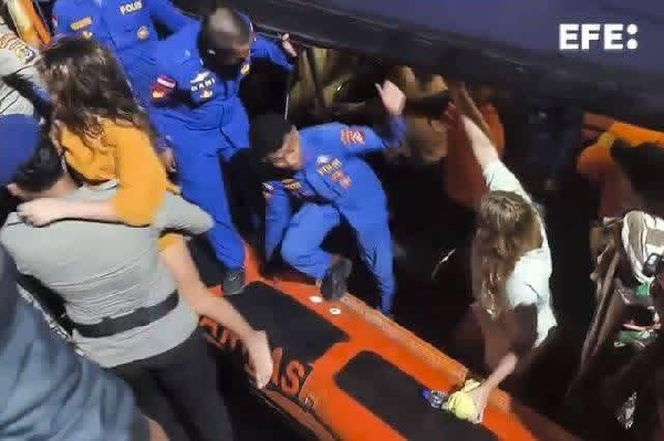 Featured image for Tragic Loss: Valencia Coach Fernando Martín and His Children Drown in Indonesia Boat Accident